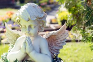 A cherub statue praying